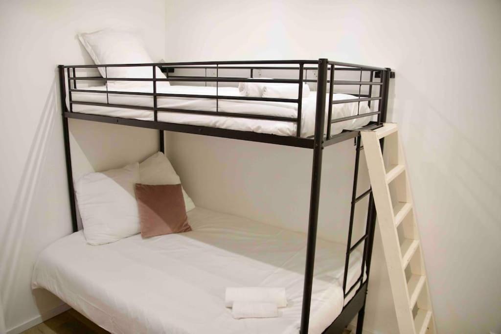 Another Brick In The In Sleeps 9 * Parigi